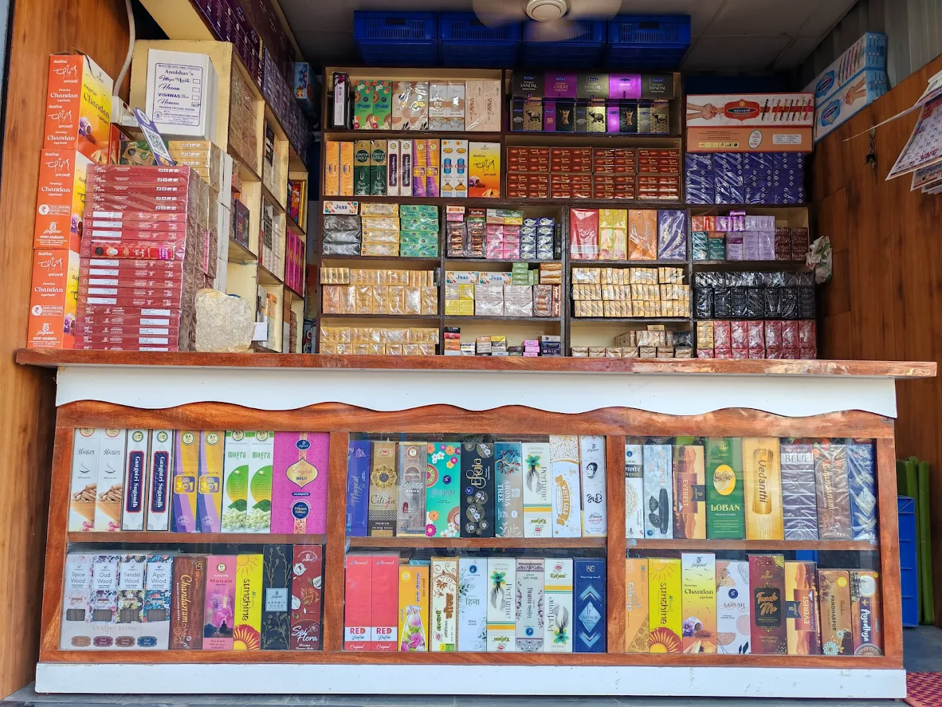 दुकान काउंटर आणि उत्पादने