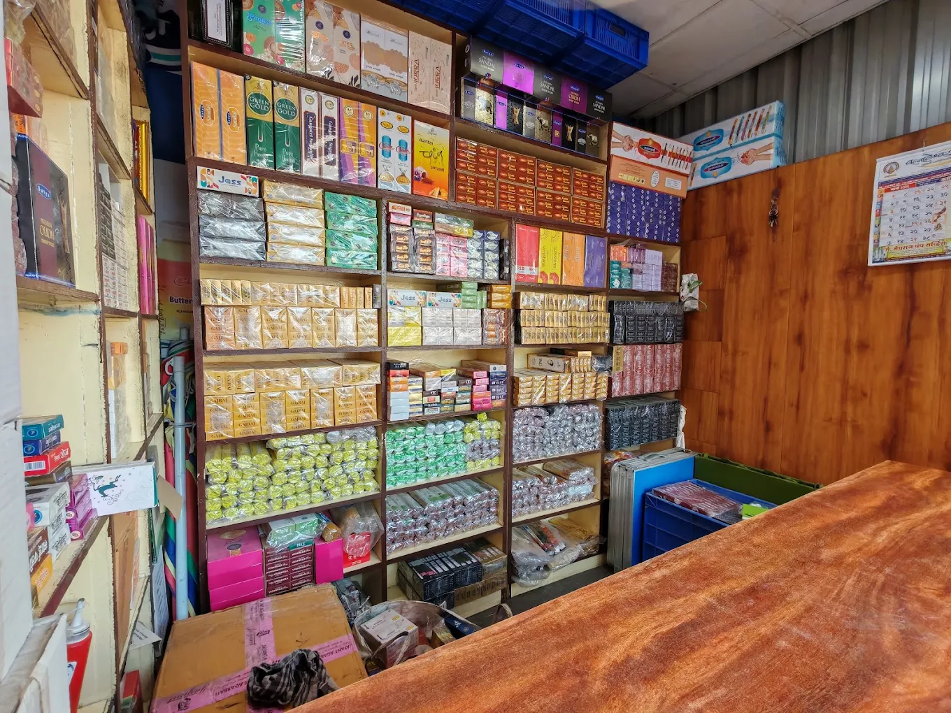 दुकान आतून - अगरबत्ती संग्रह